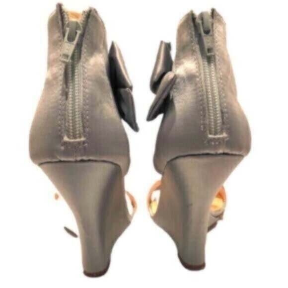 Pour La Victoire Light Grey Satin Wedge Shoes 8.5B - Picture 2 of 8